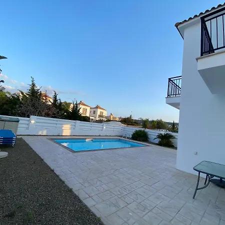 3-bedroom With Swimming Pool 1km From Beach