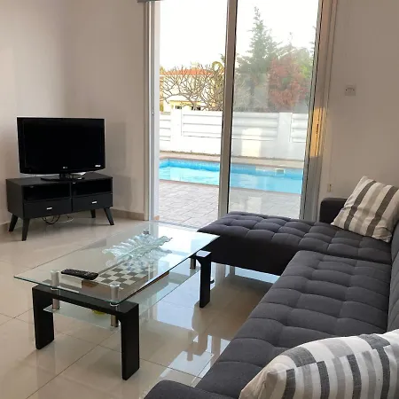 3-bedroom With Swimming Pool 1km From Beach Villa *