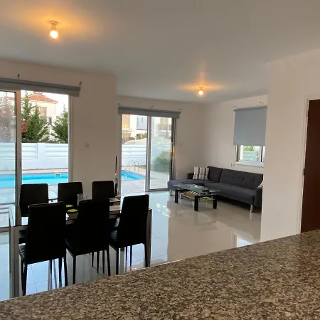 3-bedroom With Swimming Pool 1km From Beach *