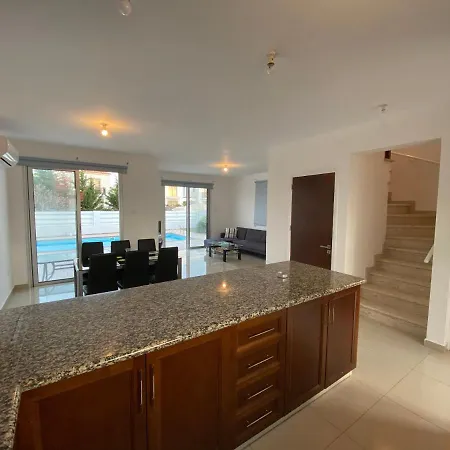 3-bedroom With Swimming Pool 1km From Beach *